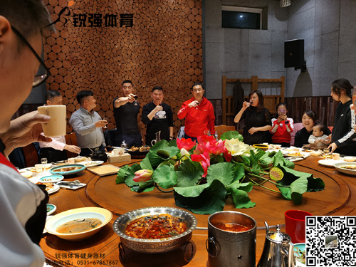 員工聚餐.jpg 員工聚餐.jpg